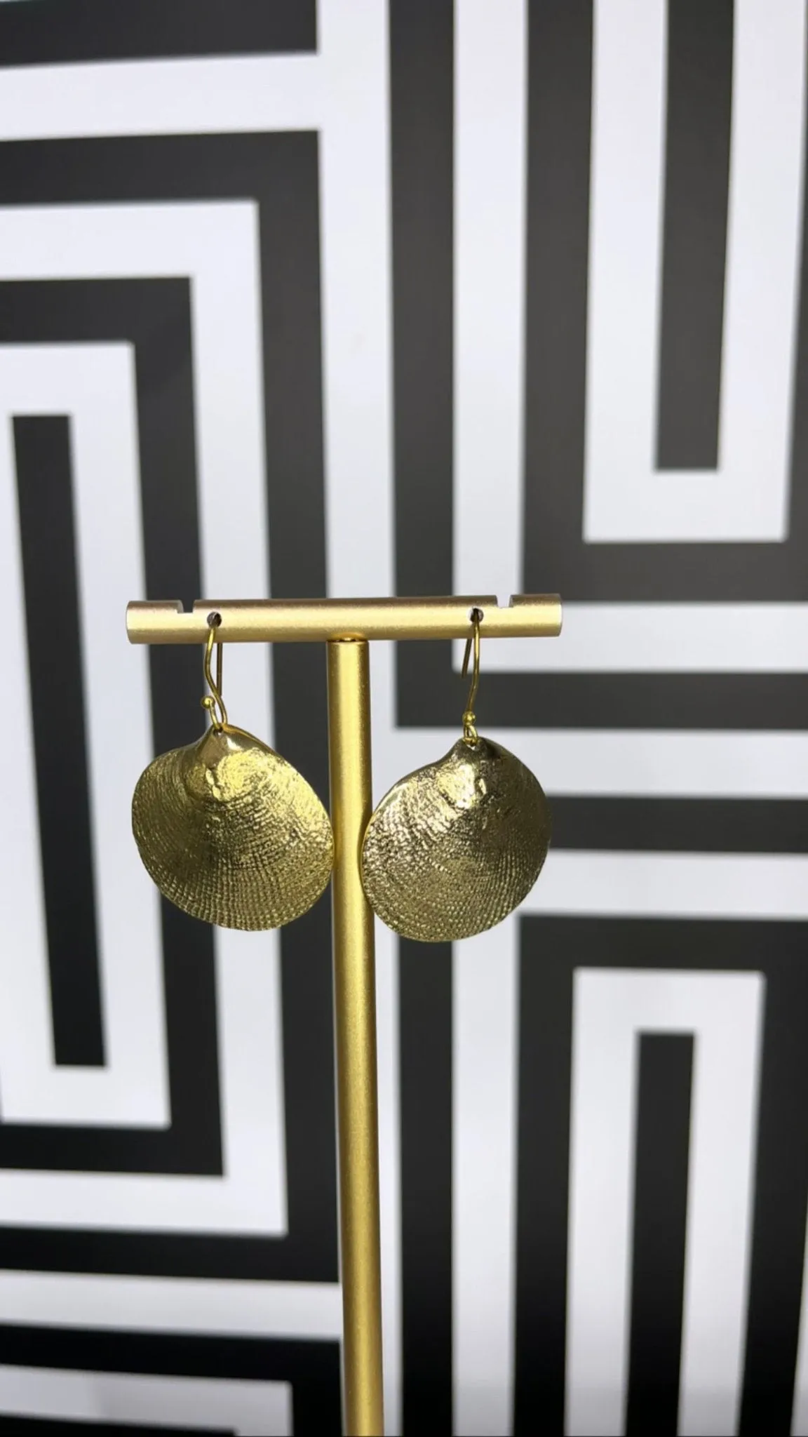 Badu Statement brass shell necklace set