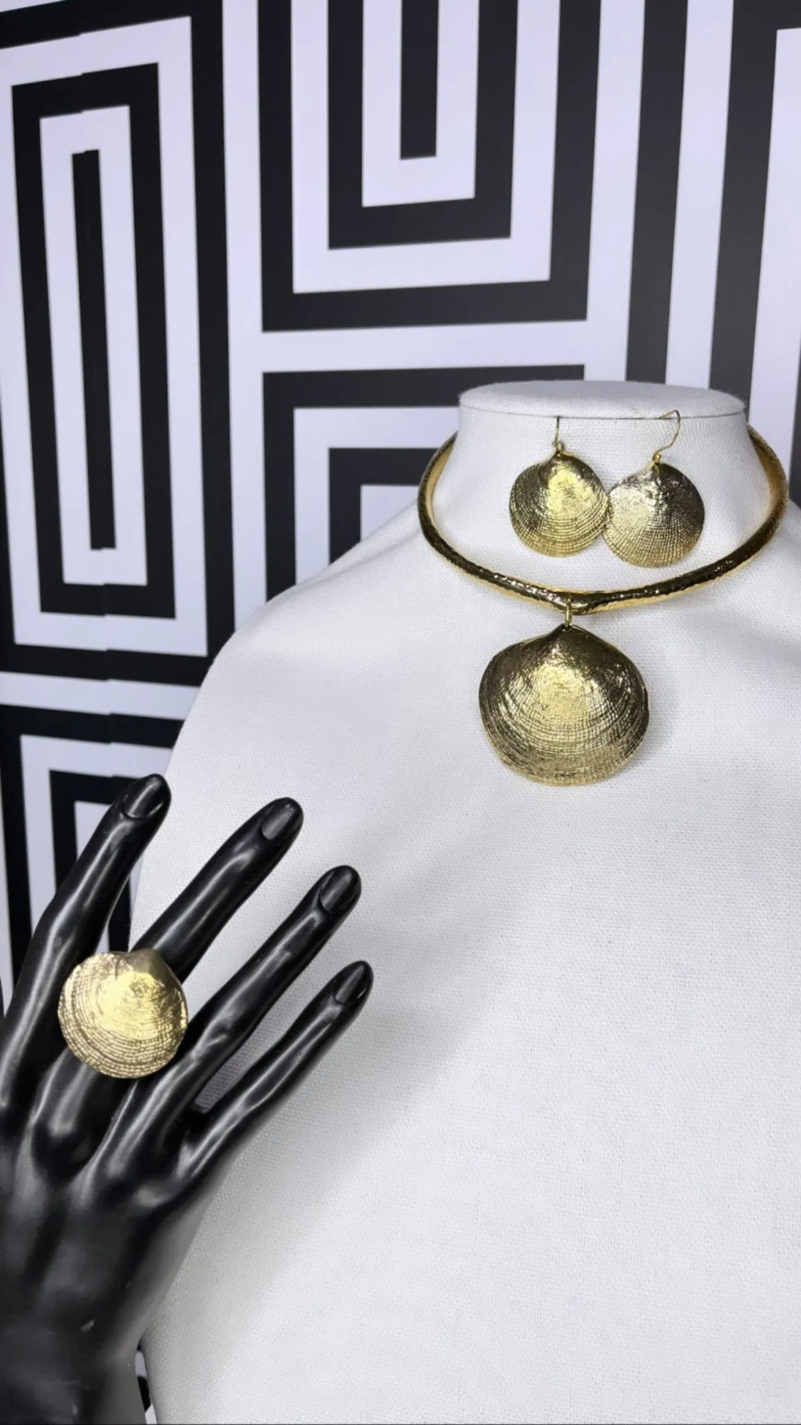 Badu Statement brass shell necklace set